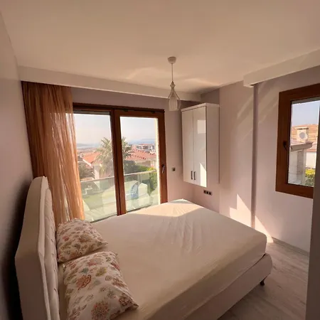 Alacati Muestakil Havuzlu